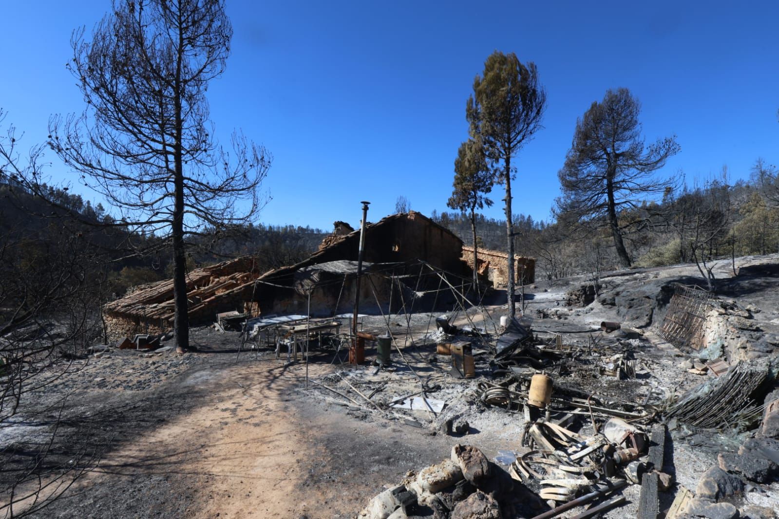 La imagen de la desolación: el fuego arrasa viviendas en la aldea de Los García