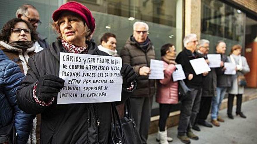 Una trentena de persones es van concentrar a les portes dels jutjats.