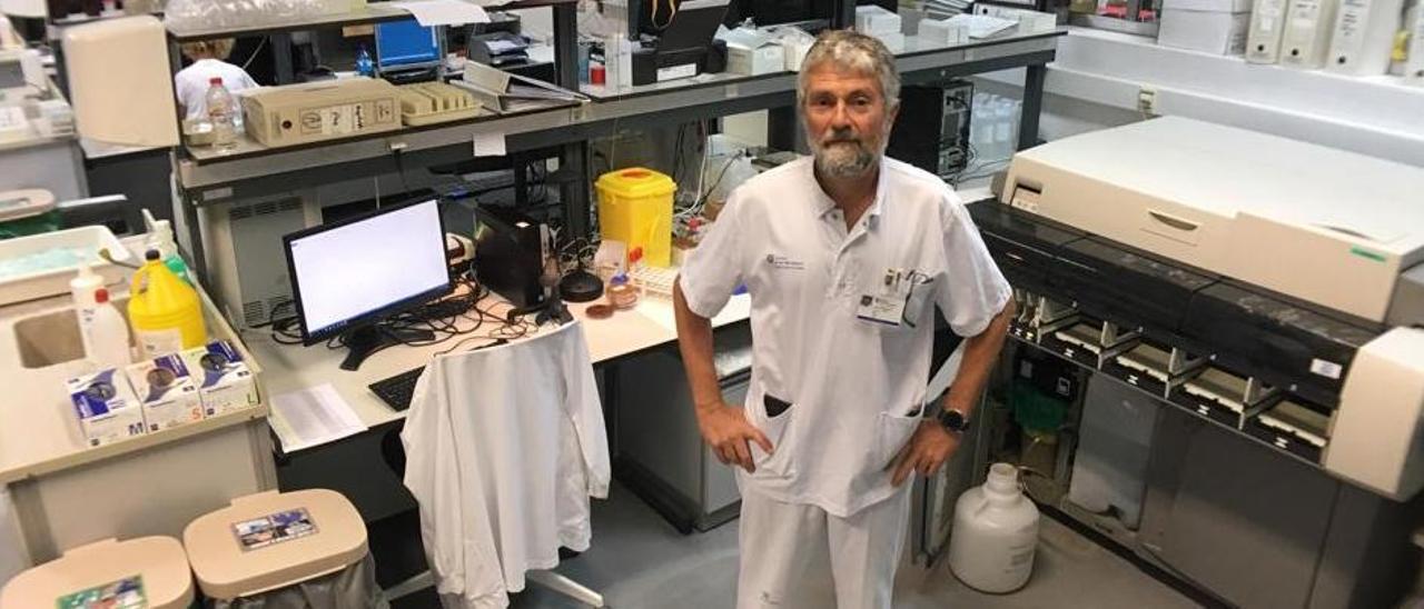 Xavier Mesquida posa en el laboratorio de Microbiología del hospital comarcal de Manacor.