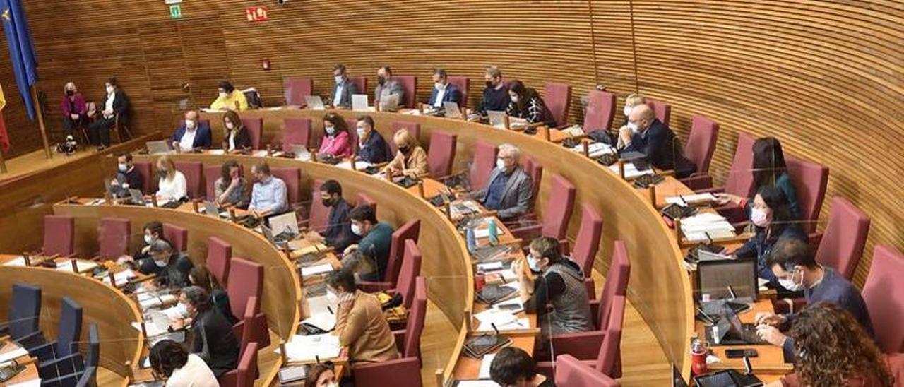 Diputados del PSPV, Compromís y Unides Podem, en las Cortes valencianas.