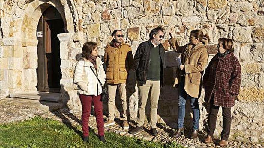 Clara San Damián, junto a los técnicos, a la entrada del templo.