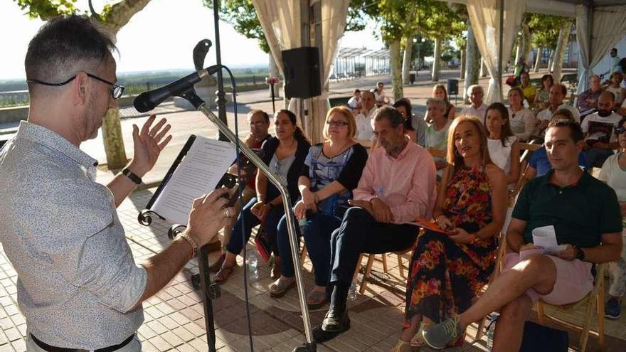 A la izquierda, Jesús Losada ofrece el pregón en la Feria del Libro.