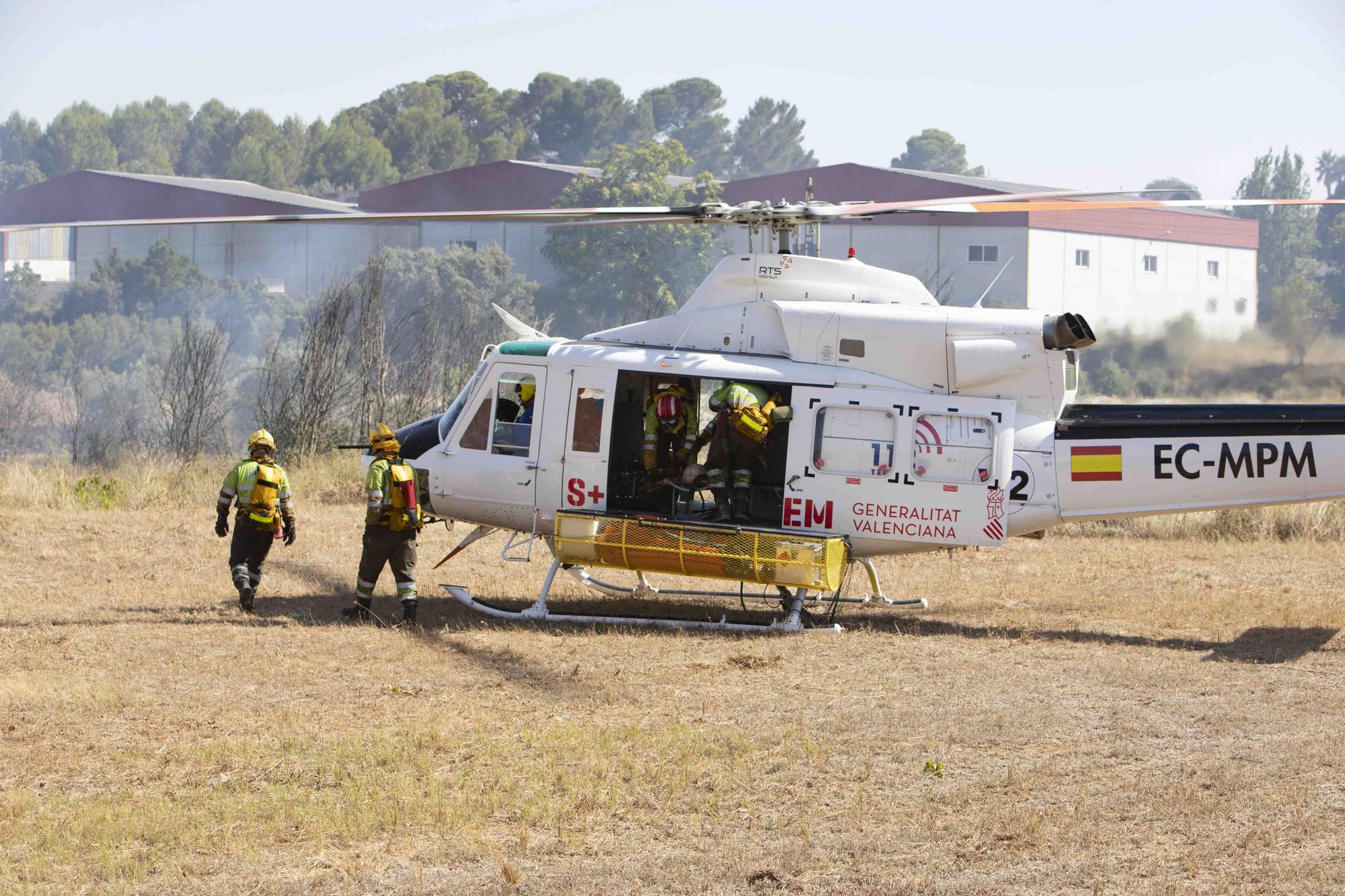 Los incendios de Ontinyent y L'Olleria movilizan una importancia dotación de bomberos y hasta 16 medios áreos