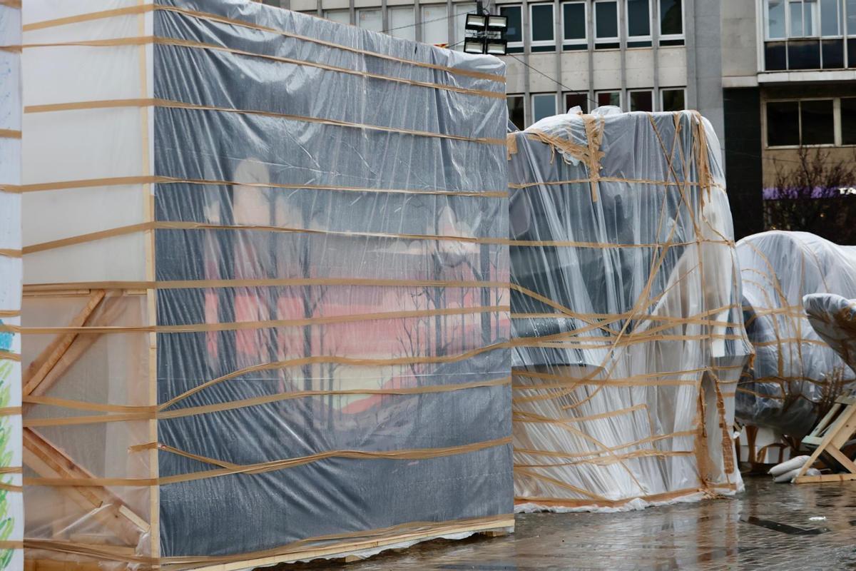 Las lluvias azotan las fallas en València: mascletà suspendida y los primeros ninots protegidos con plásticos