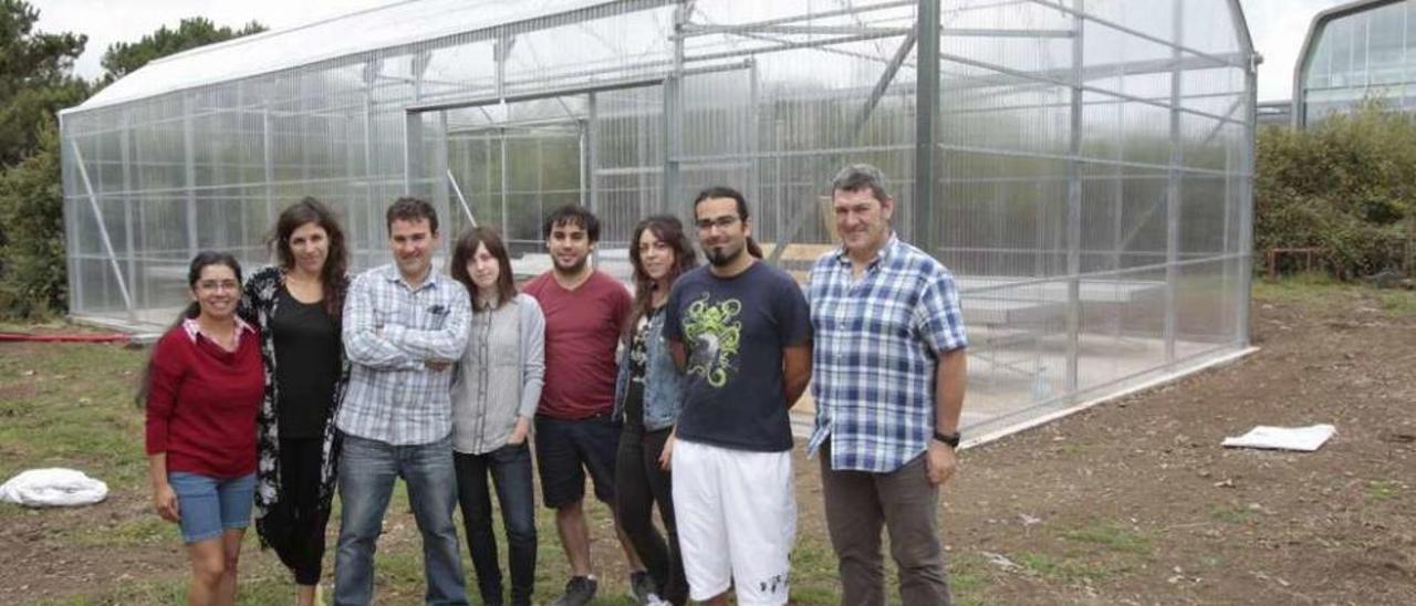 Luis Navarro (1º por la dcha.) y otros miembros del equipo, ante su nuevo invernadero. // J.Lores