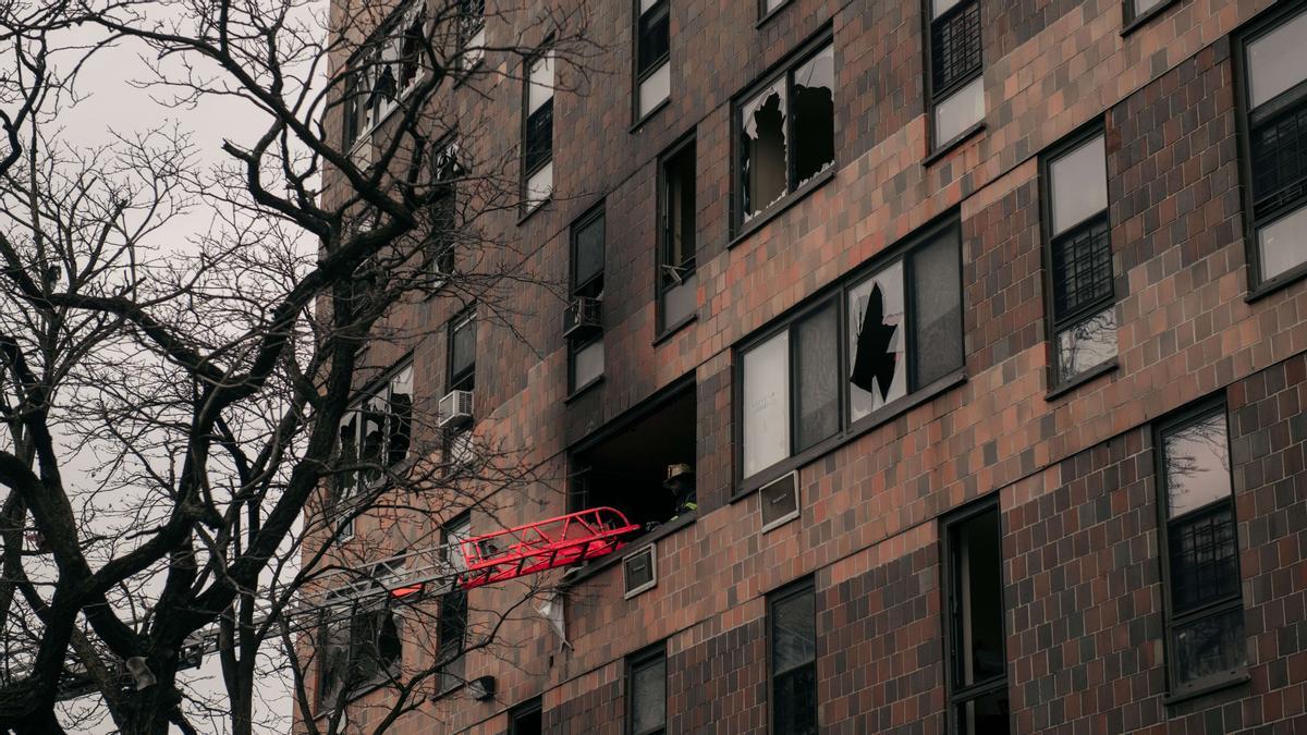 Ventanas rotas y ladrillos carbonizados en el exterior del edificio residencial de 19 plantas incendiado en el distrito del Bronx