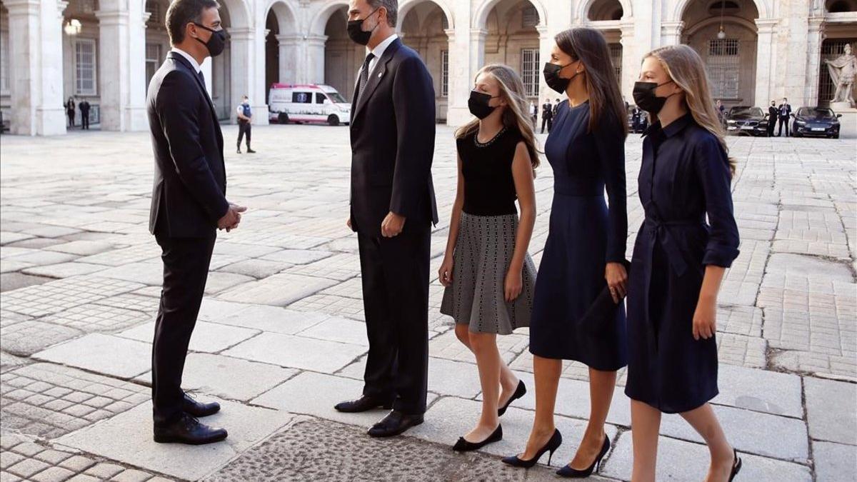 Pedro Sánchez recibe a la familia real a su llegada al Palacio Real