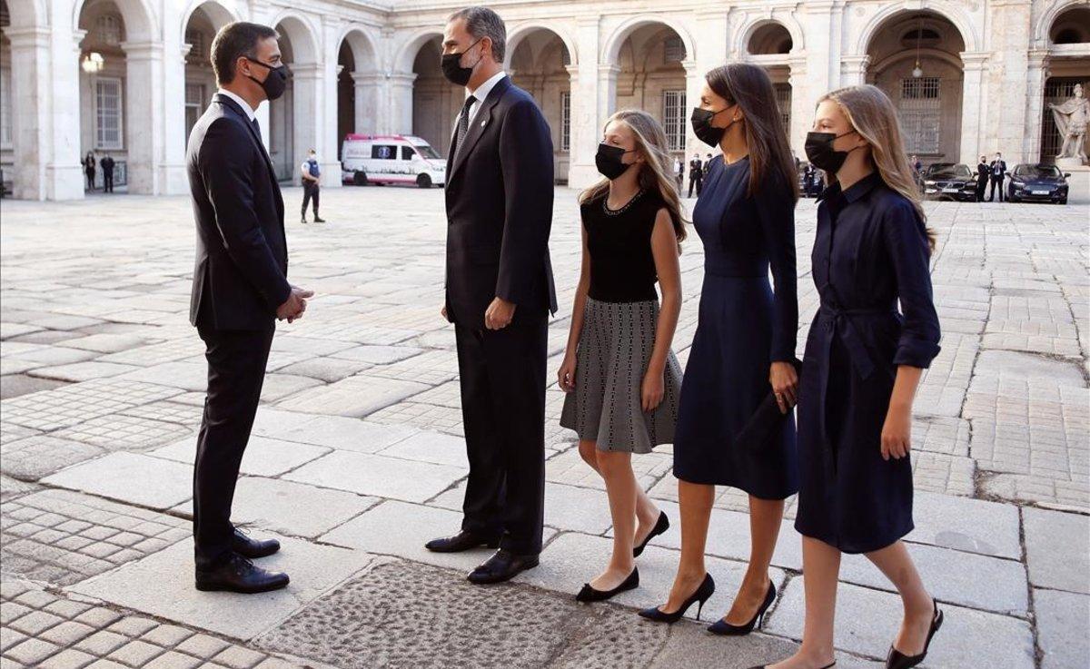 Pedro Sánchez recibe a la familia real a su llegada al Palacio Real.