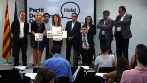 Sala de prensa del PDC, ayer, con Neus Munté, Marta Pascal, Artur Mas y David Bonvehí, entre otros responsables del partido.