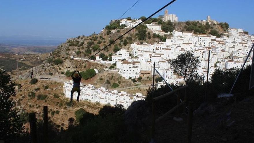 Un turista se lanza por la tirolina de Casares.