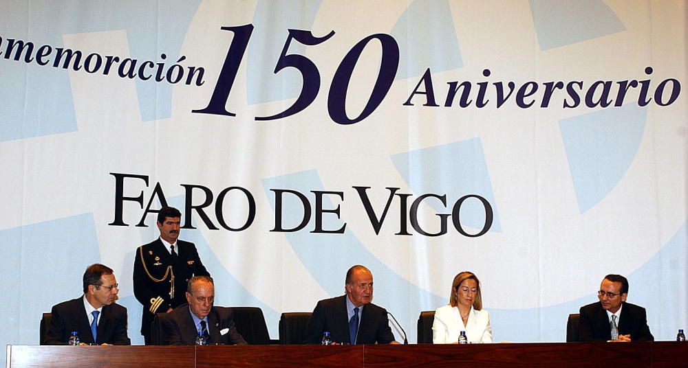 27.11.2003. VIGO. El rey Juan Carlos junto a Ana Pastor, Javier Moll, presidente del Grupo EPI, Arantza Sarasola Y manuel Fraga en las instalaciones de FARO por el 150 aniversario del decano