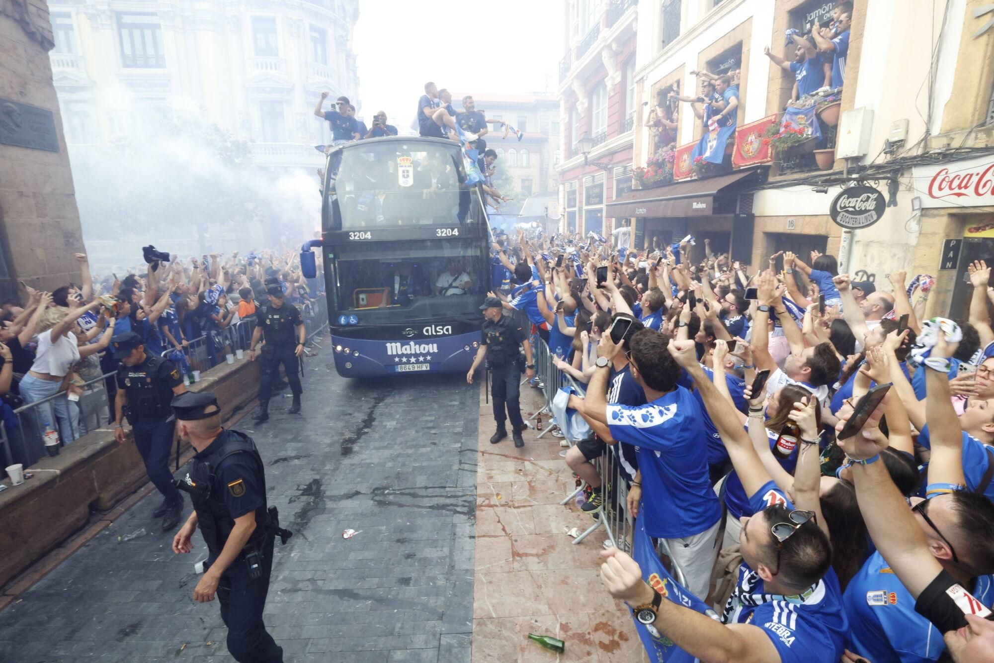 Locura azul en las calles de Oviedo para celebrar el ascenso del equipo a Primera División