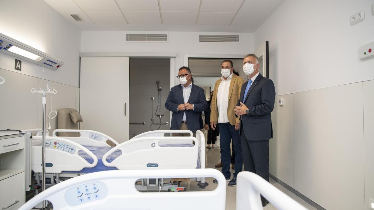 Las autoridades autonómicas durante la presentación del edificio anexo al Hospital Juan Carlos I.