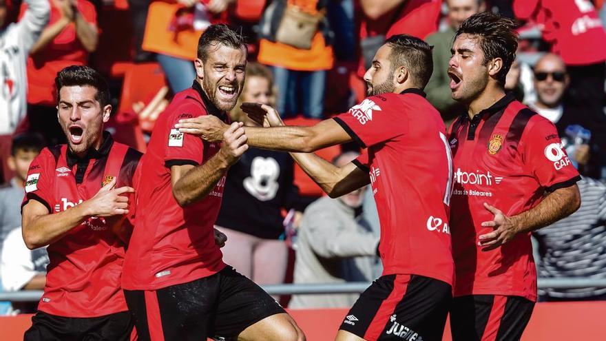 Los jugadores del Mallorca, líder del grupo III, celebran un gol.