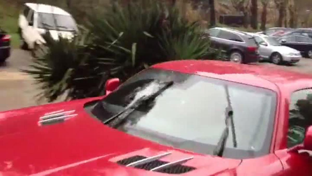 Gerard Piqué, entrando con su vehículo en el parking del restaurante