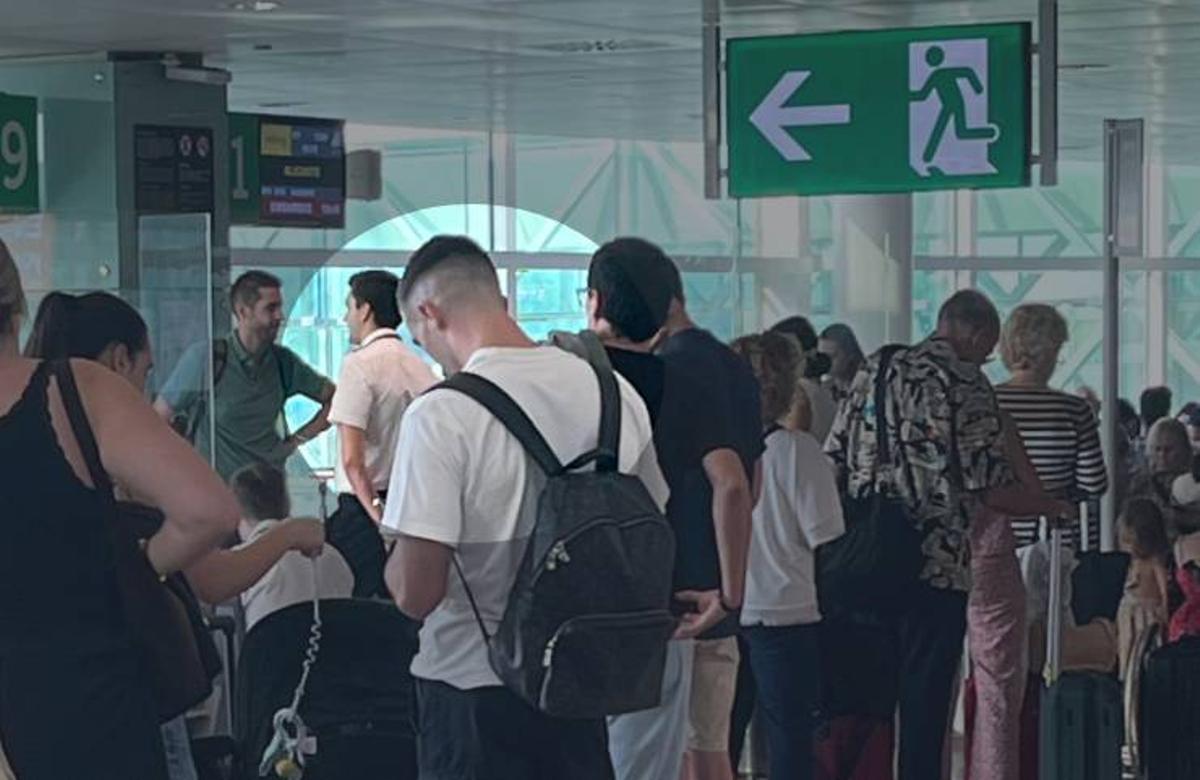 Iñaki Peña, en la cola del vuelo destino a Alicante