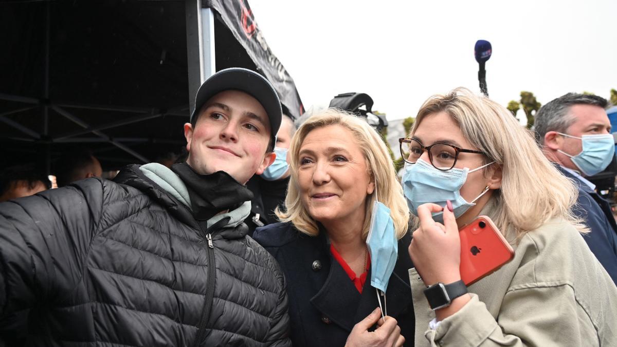 Marine Le Pen se hace un selfie con dos simpatizantes en un acto del partido, el pasado 15 de mayo.