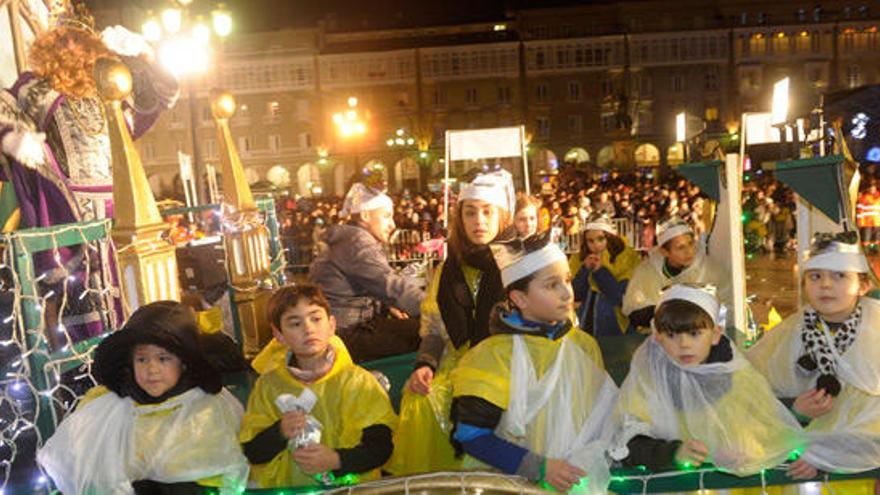 Niños en una carroza en la última Cabalgata.