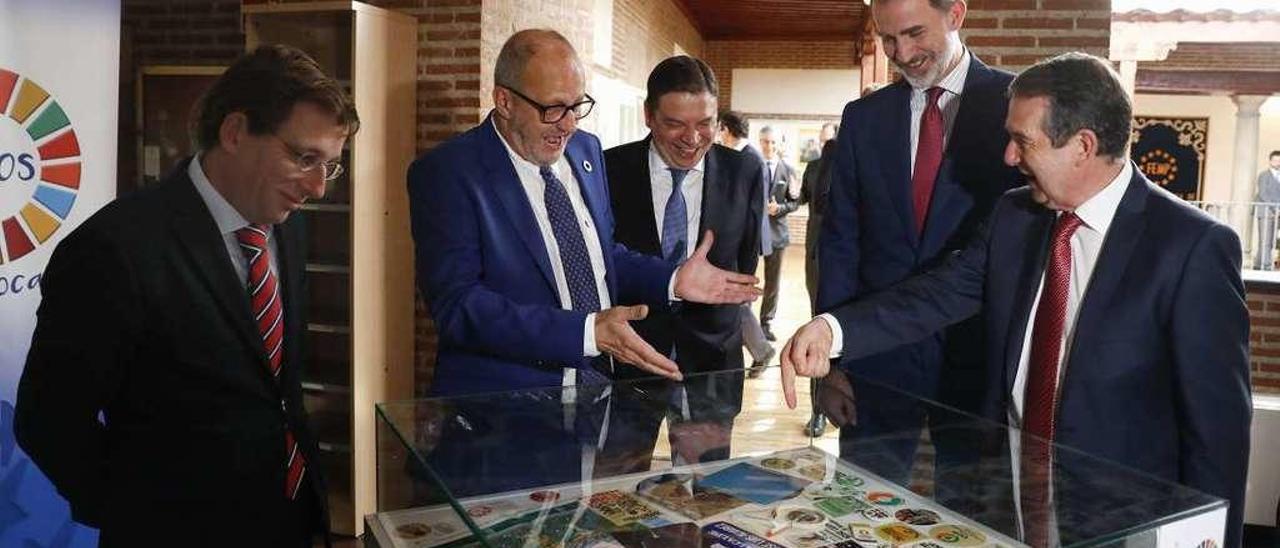 El Rey y Caballero, junto al ministro Planas y el alcalde de Madrid, Martínez-Almeida, recorren la exposición de comicios locales de 1979 // Efe