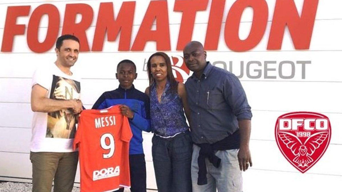 El pequeño Rayane Messi posa con la camiseta del Dijon