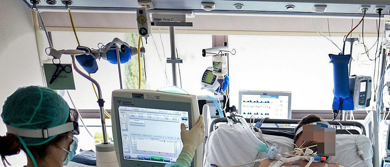 Asistencia a un paciente con coronavirus en una UCI de la provincia de Alicante. | ÁXEL ÁLVAREZ