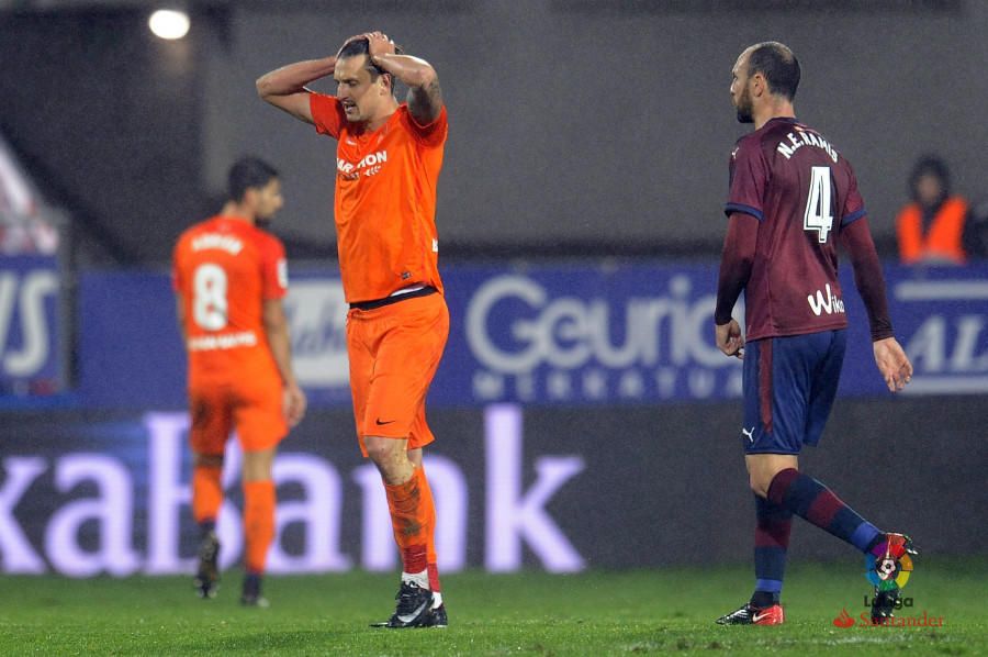 José González debuta en el banquillo del club blanquiazul logrando un empate en Ipurúa en el que el equipo supo competir