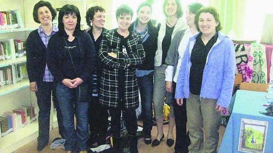 Las autoras de «Tecendo as acordanzas de Ibias», en el colegio de San Antolín.