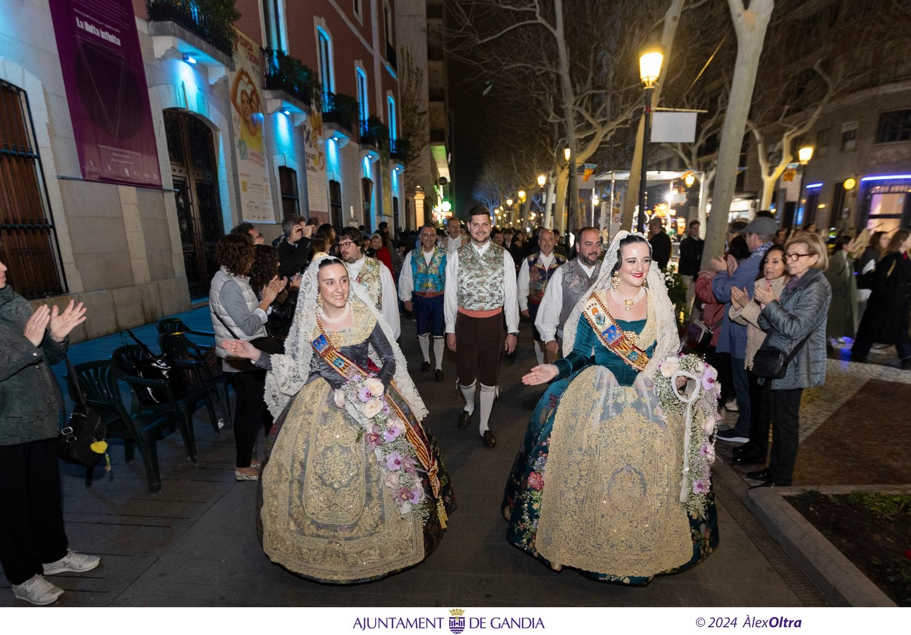 Bellas imágenes de la Ofrenda de las Fallas de Gandia