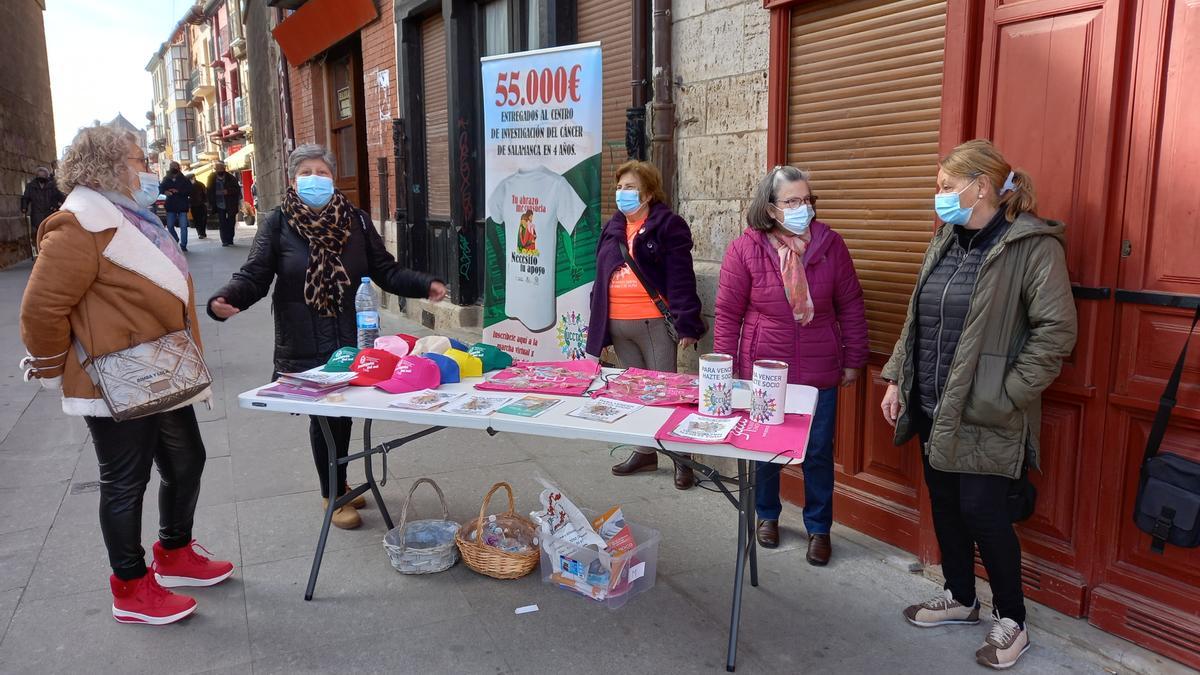Voluntarias de la asociación, en una campaña informativa sobre la enfermedad desarrollada en Toro