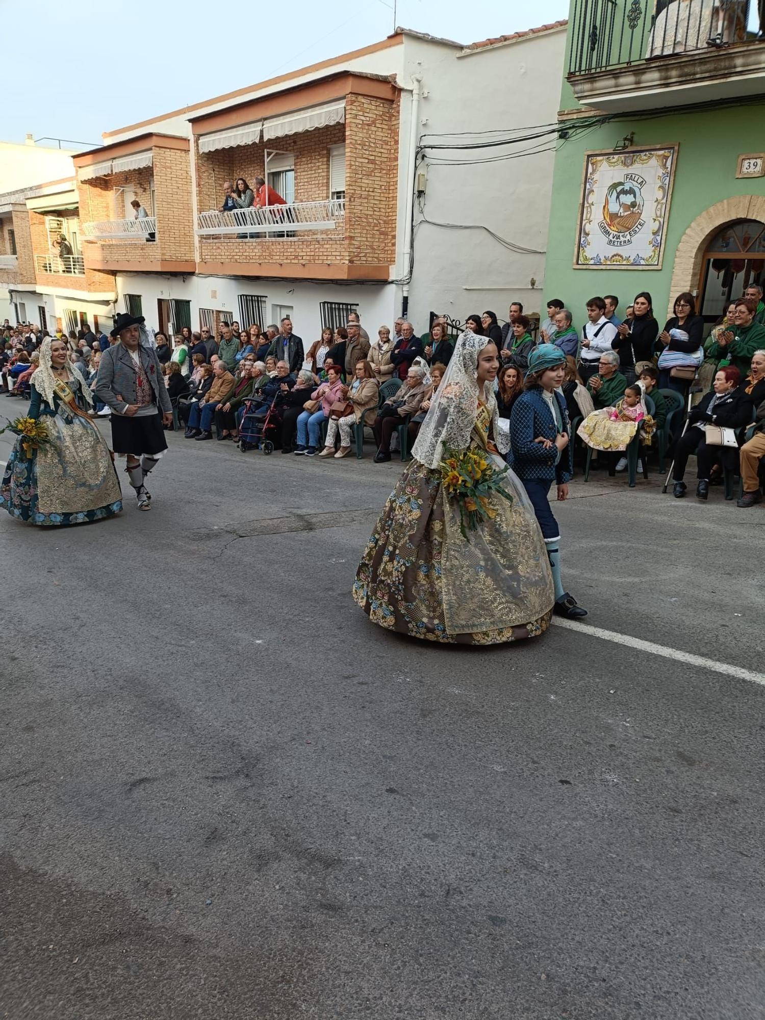 Las comisiones falleras de Bétera celebran su ofrenda