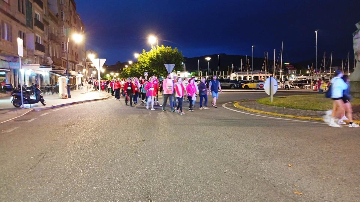 Más de 1.300 personas alumbran de rosa Cangas