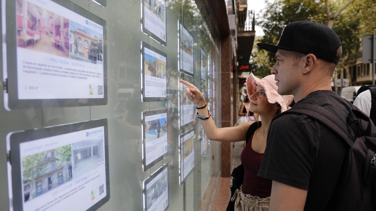 Dependiendo de la situación económica, del contexto económico internacional y de las ofertas de los bancos, será más beneficioso escoger uno u otro tipo de préstamo hipotecario.