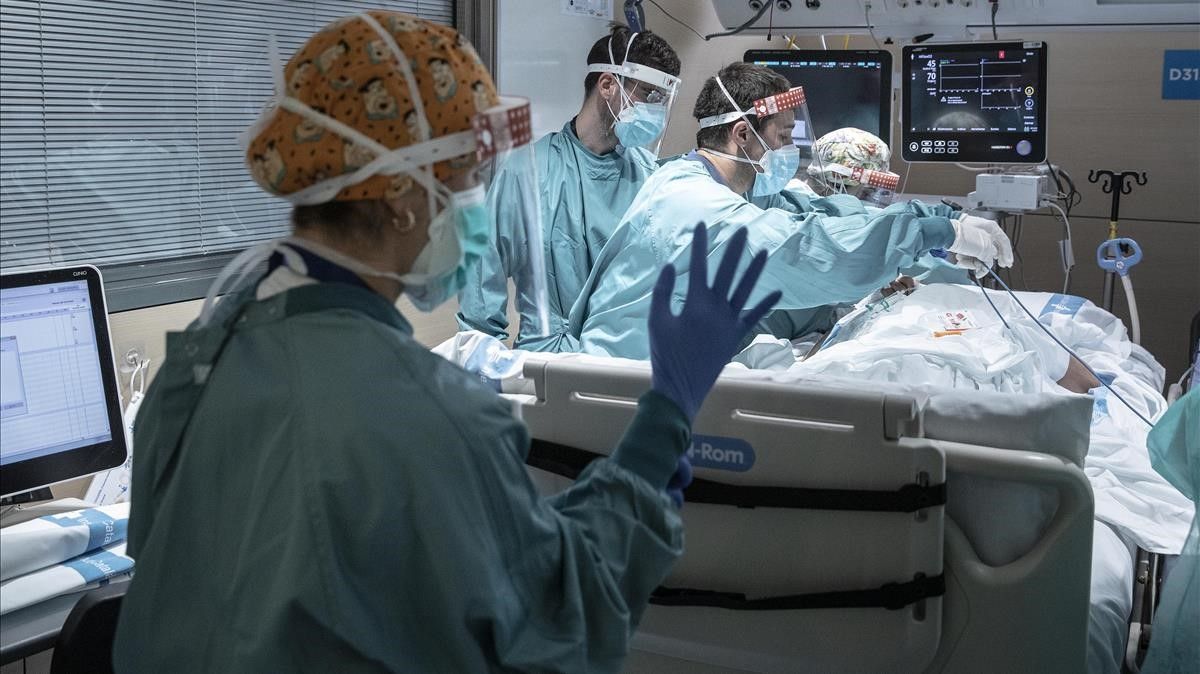 Barcelona 06 04 2021 Pacientes ingresados por covid en la UCI unidad de cuidados intensivos del Hospital de la Vall d Hebron En la foto un paciente que acaba de ingresar en la UCI  el tercer ingreso del dia Foto de Ferran Nadeu