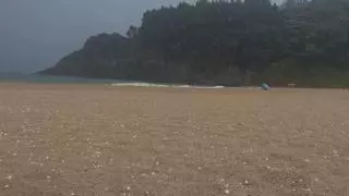 Graniza en una playa de Asturias en pleno julio: la insólita imagen que dejó el domingo en el Oriente