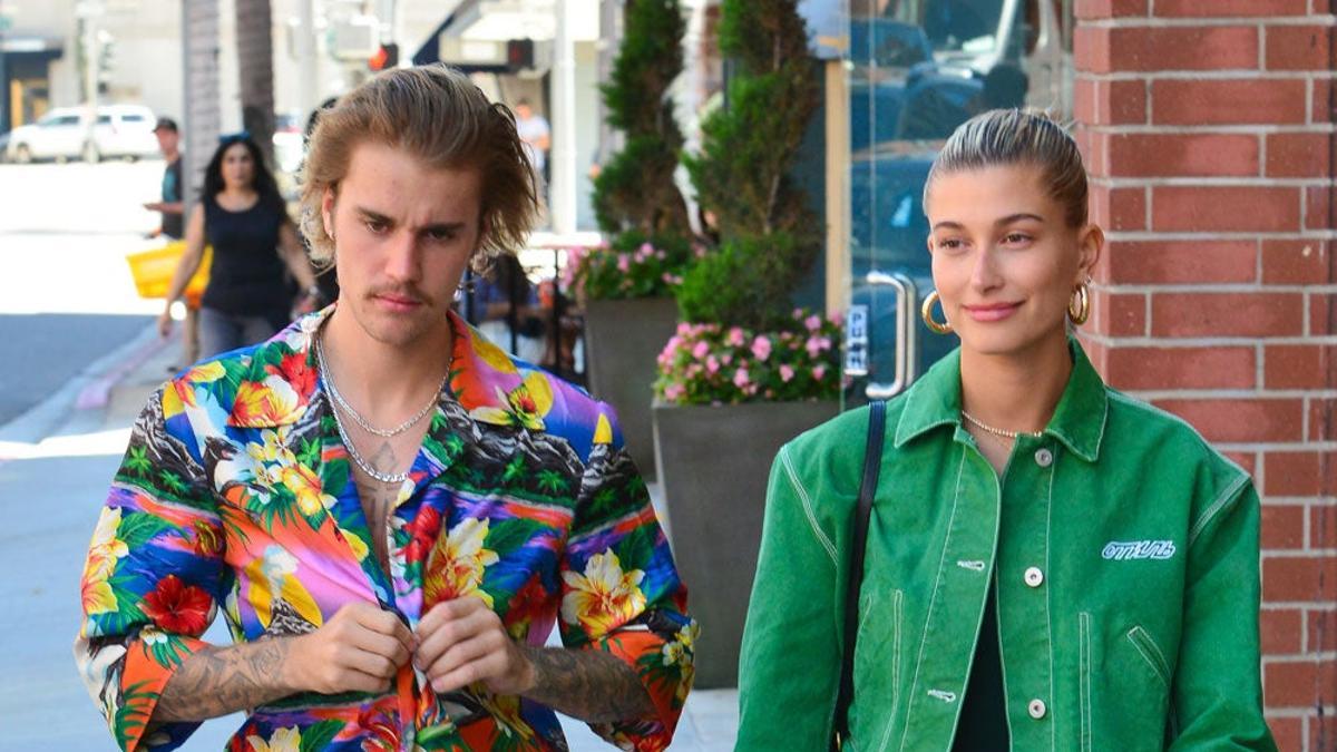 Justin Bieber y Hailey Baldwin paseando por las calles Beverly Hills