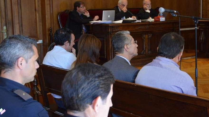 Los acusados, en el banquillo, durante el juicio celebrado en 2013.  // Gustavo Santos