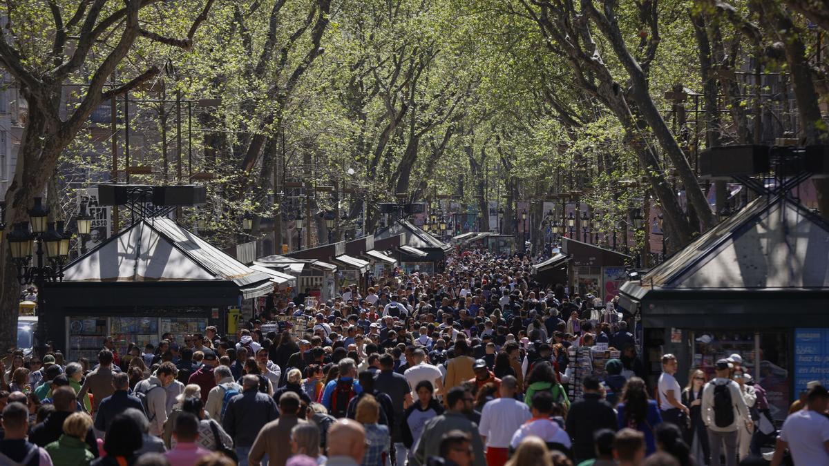 El turismo urbano ha llegado a un punto de inflexión: aunque impulsa la actividad económica, también satura el espacio público y tensiona los servicios, la convivencia y las dinámicas cotidianas de los barrios.