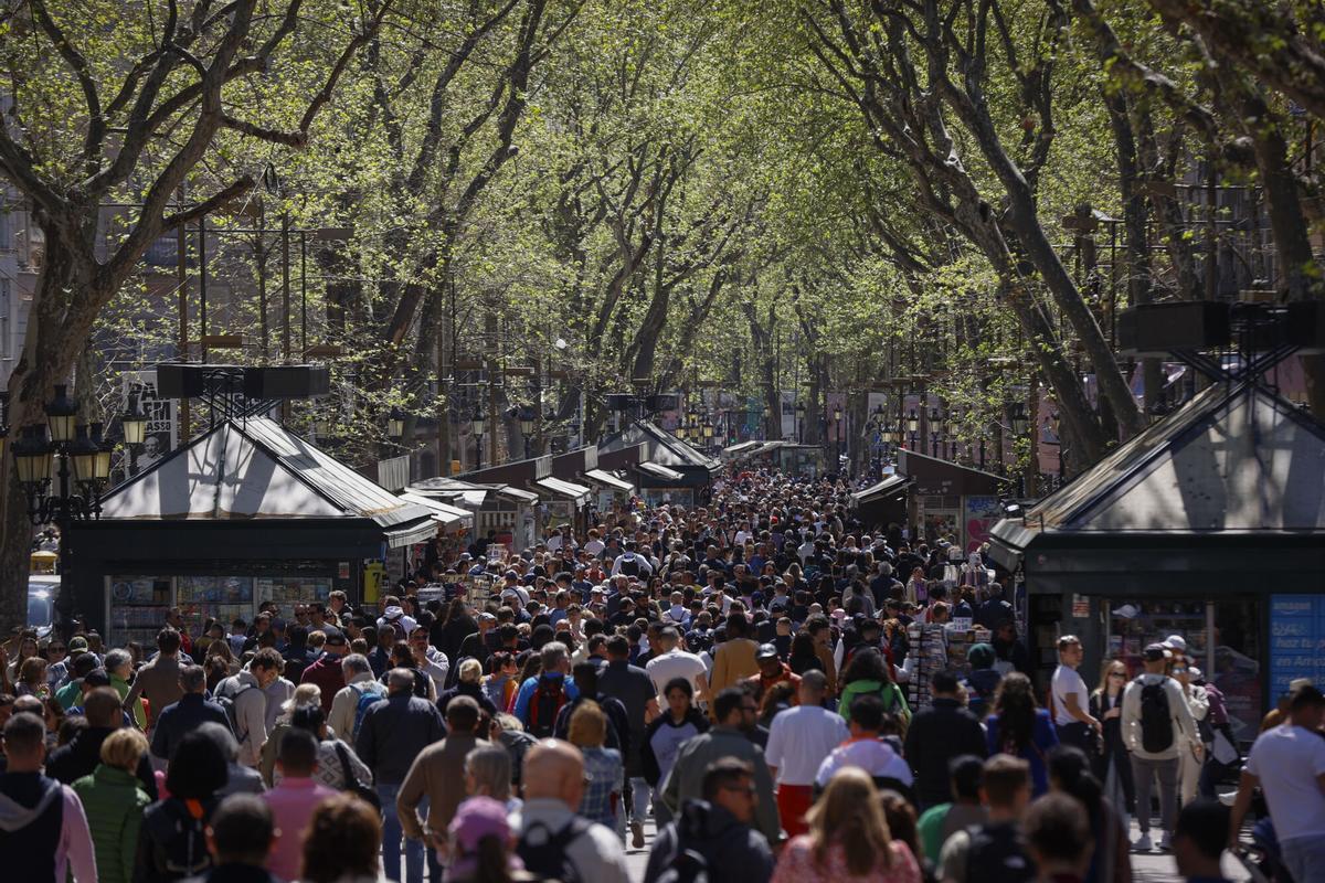 Vista general del paseo de Las Ramblas en Barcelona. Foto archivo