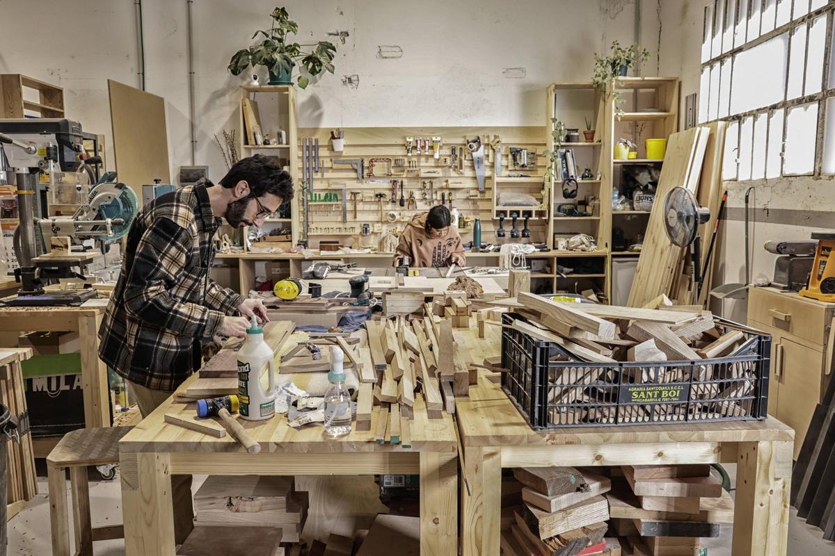 Un taller en las naves de La Verneda, en Barcelona.