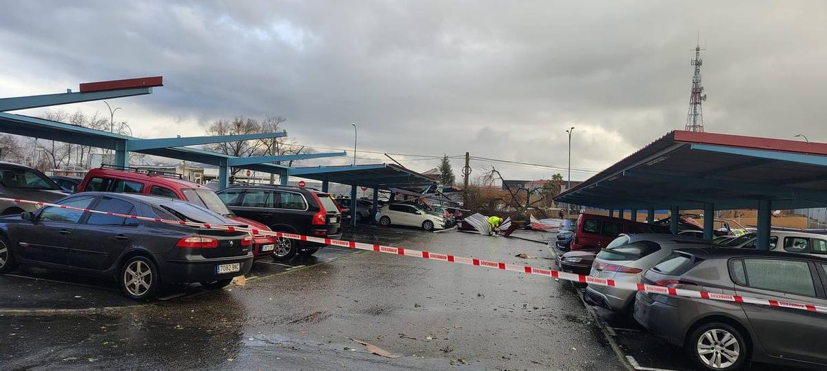 Fotogalería | Un vendaval provoca destrozos en Plasencia Fotogalería | Un vendaval provoca destrozos en Plasencia