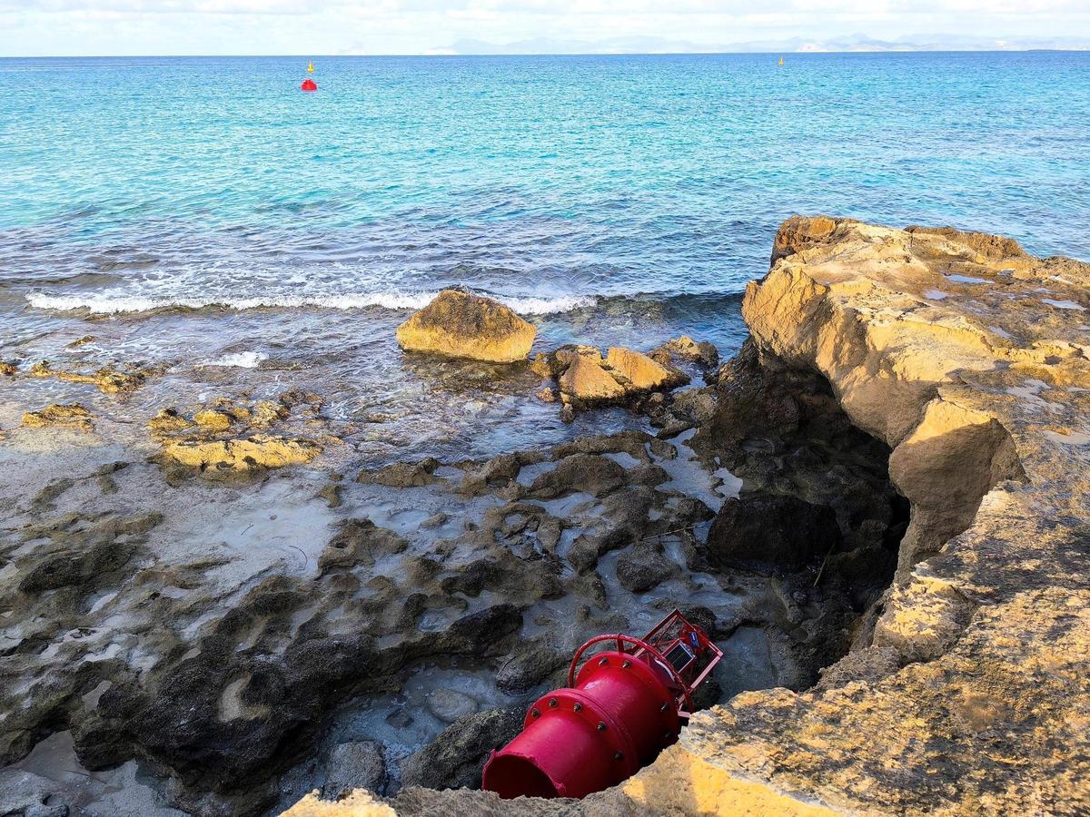 Parte superior de la baliza rota por el viento que ha acabado entre las rocas de es Cavall d'en Borràs