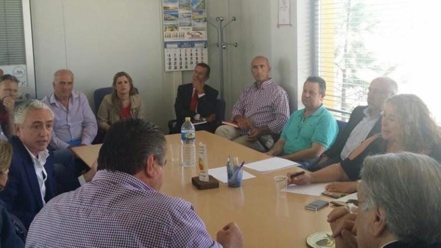 Productores de stevia, junto a técnicos y portavoces de entidades financieras, durante la reunión.