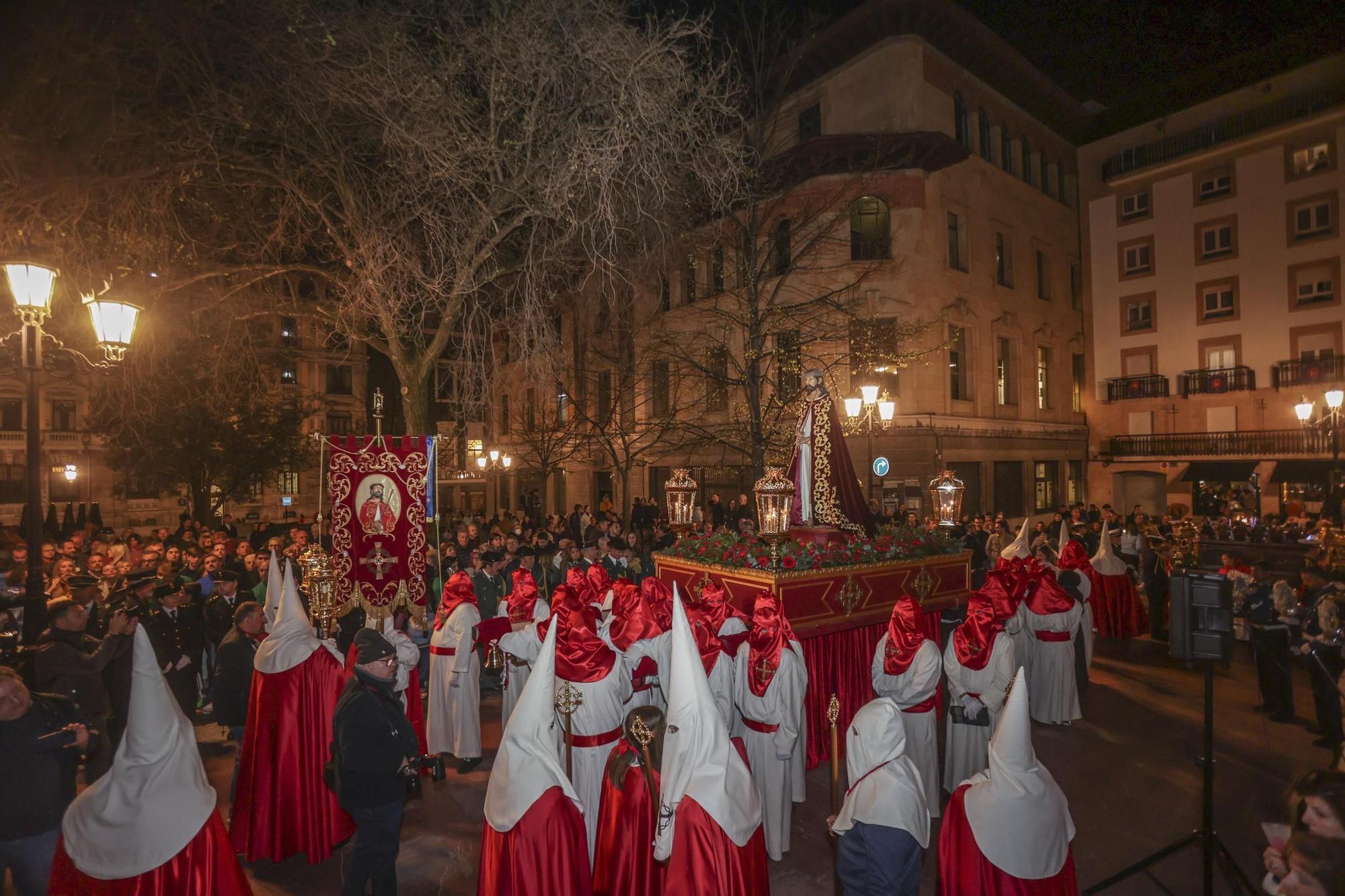 "Toda su vida fue maltratado y finalmente alguien miraba por él": las fotos de la procesión de Jesús Cautivo en Oviedo