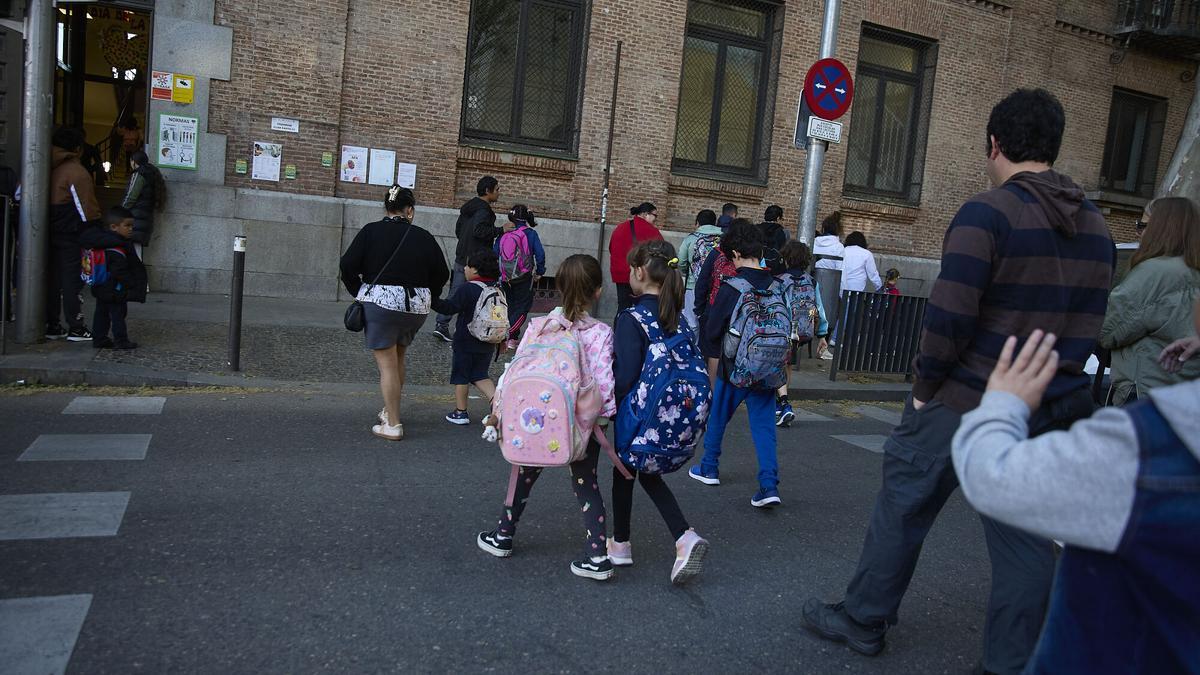Varios niños van al colegio a pesar de haberse suspendido las clases en los centros educativos por el apagón, a 29 de abril de 2025, en Madrid (España).