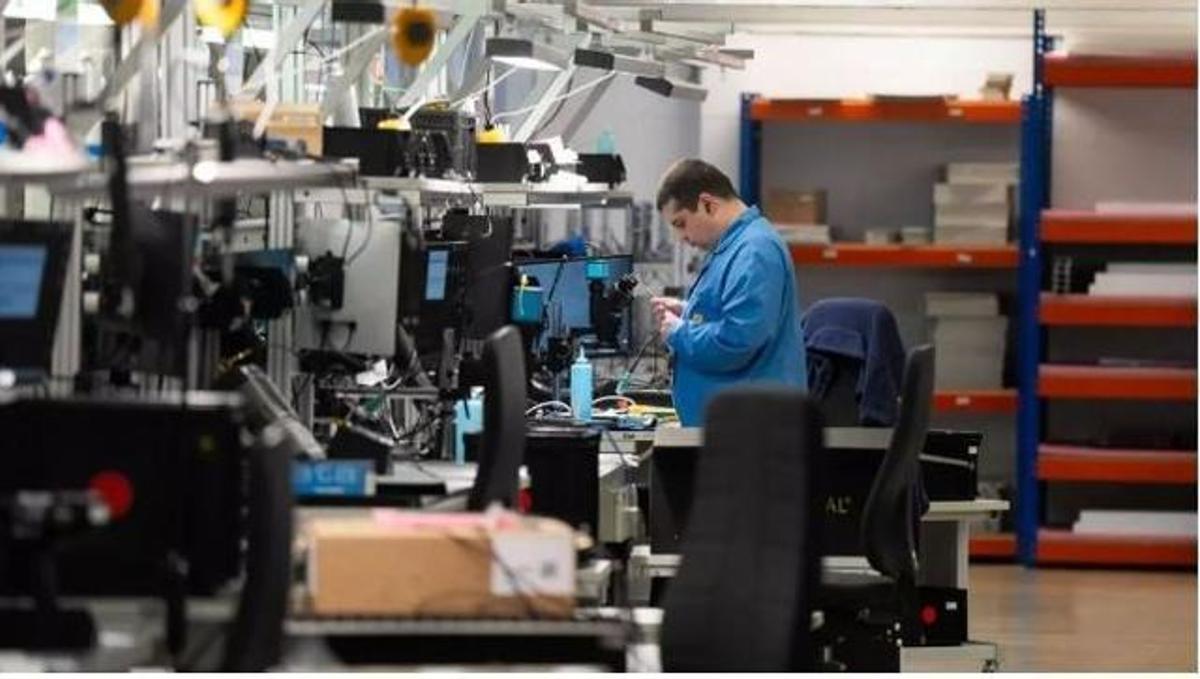 Un treballador en el seu lloc de treball en una imatge d’arxiu