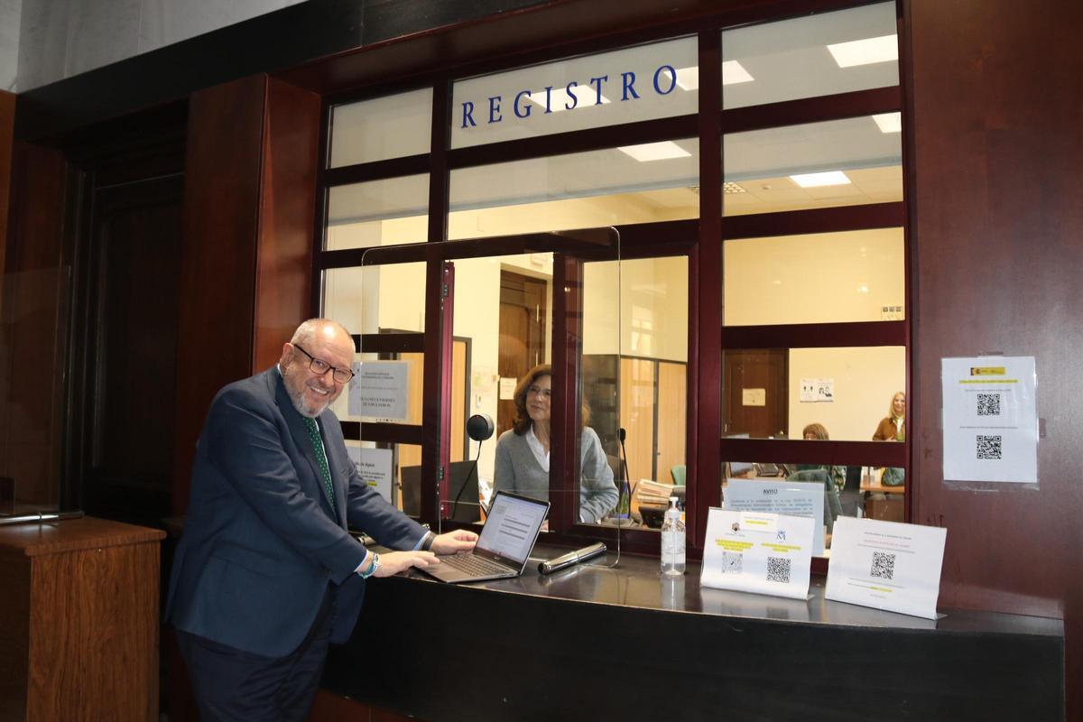 Torralbo en el registro de la UCO, presentando su candidatura de manera electrónica.