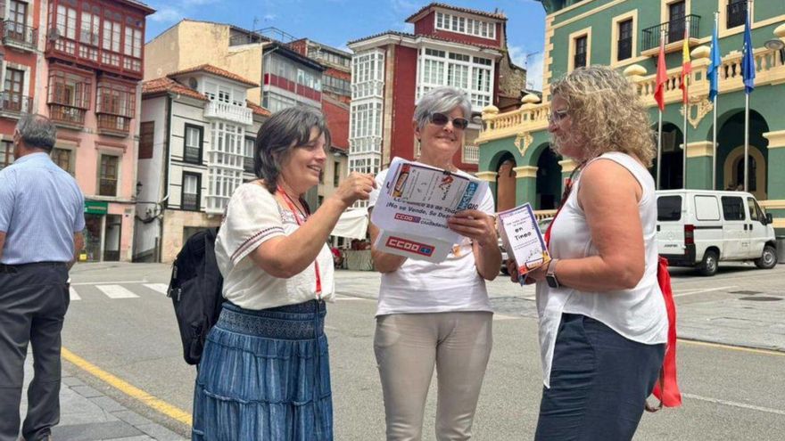 A la derecha, Aurelia Villar, de CC OO, recoge firmas en la plaza del Ayuntamiento. | R. D. Á.