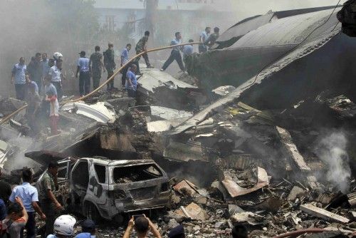 Los bomberos extinguen los restos del avión militar de Indonesia que se estrelló en Medan