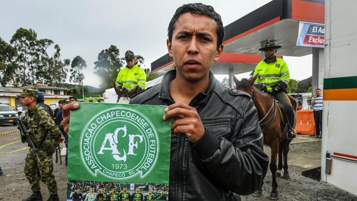 Un aficionado del Atlético Nacional posa con un banderín del Chapecoense