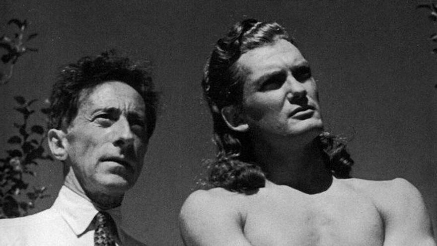 El escritor Jean Cocteau con el actor Jean Marais.